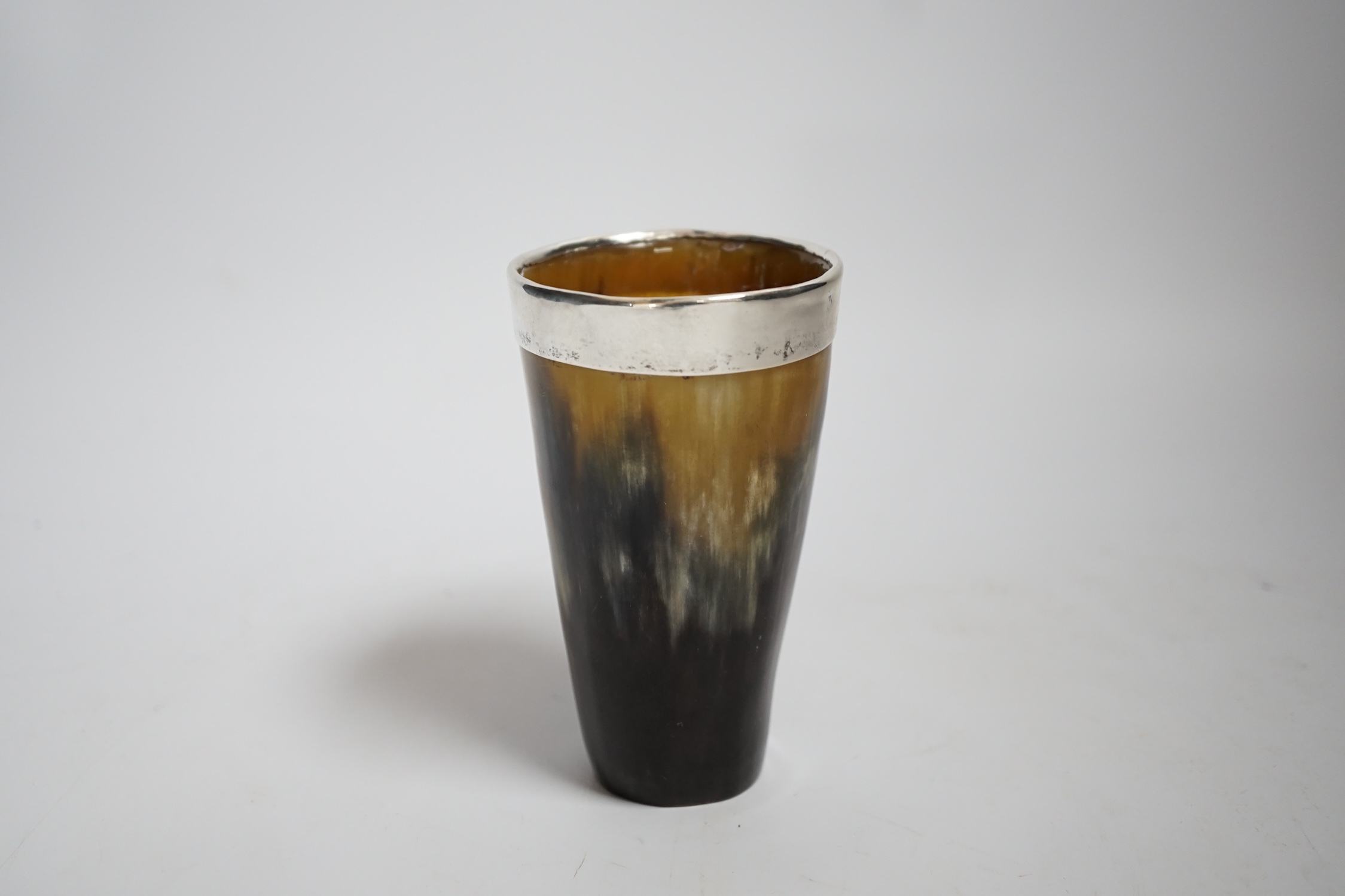 A silver rimmed horn beaker, 11.5cm